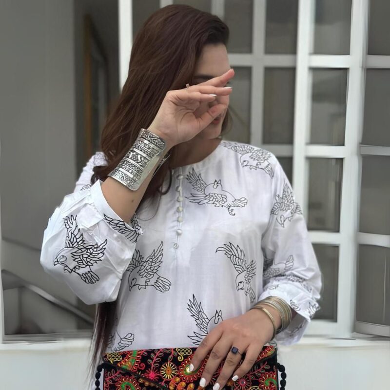 2 Pcs Women's Stitched Linen Printed Suit - Image 3